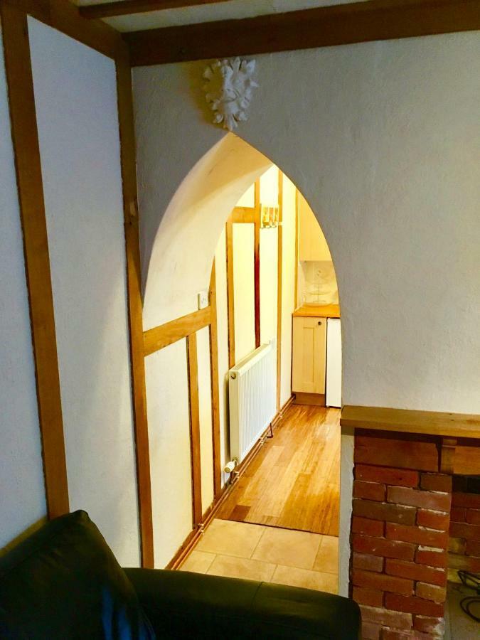 The Rabbit Hole Villa Glastonbury Exterior photo